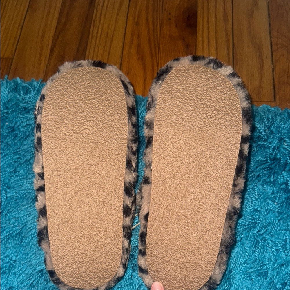 NWT Anthropologie Leopard Print Fuzzy Slippers - Picture 5 of 5